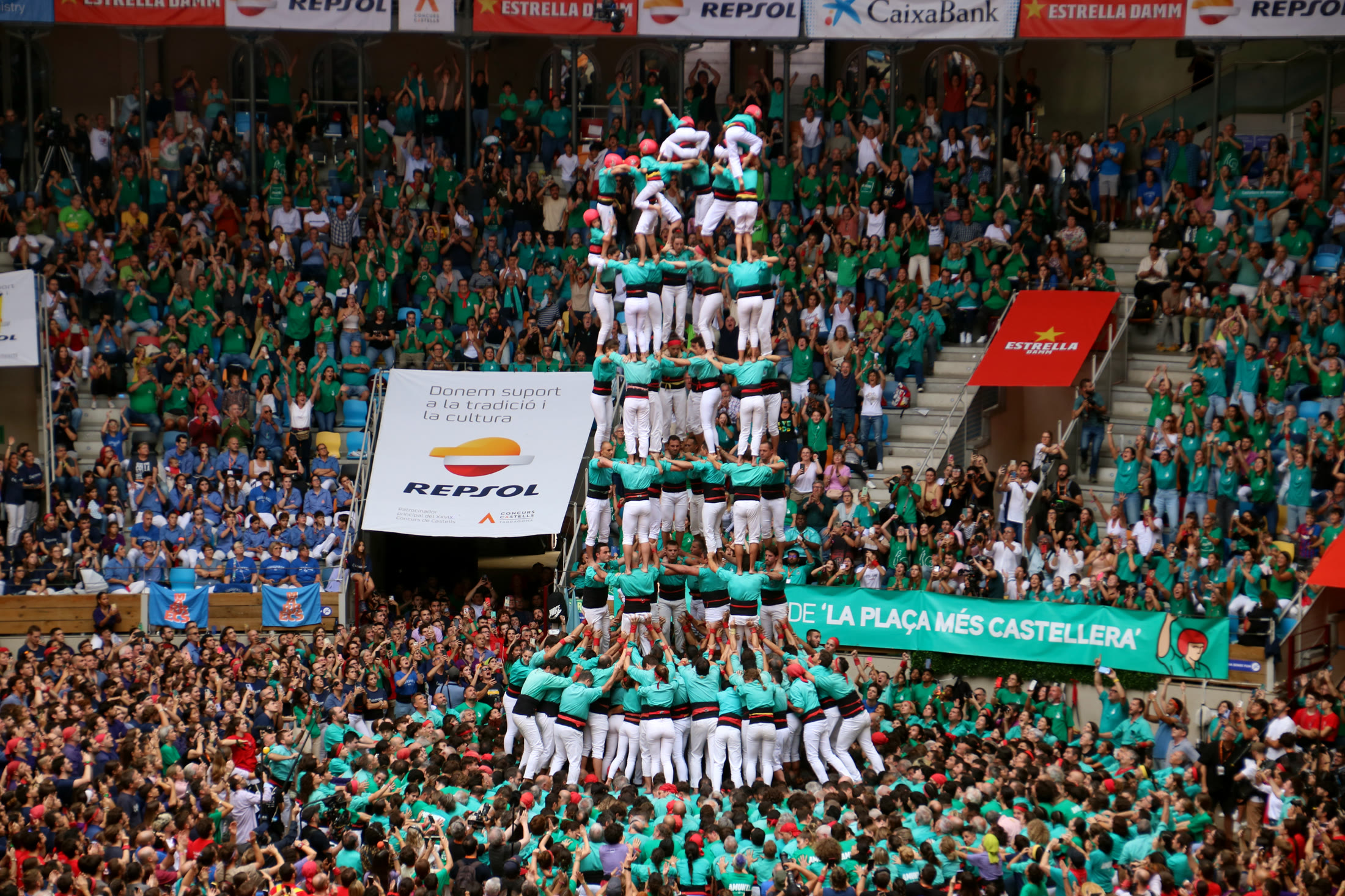 Castell alzándose en la Tarraco Arena Plaça ante el graderío, con una pancarta de patrocinio de Repsol al fondo