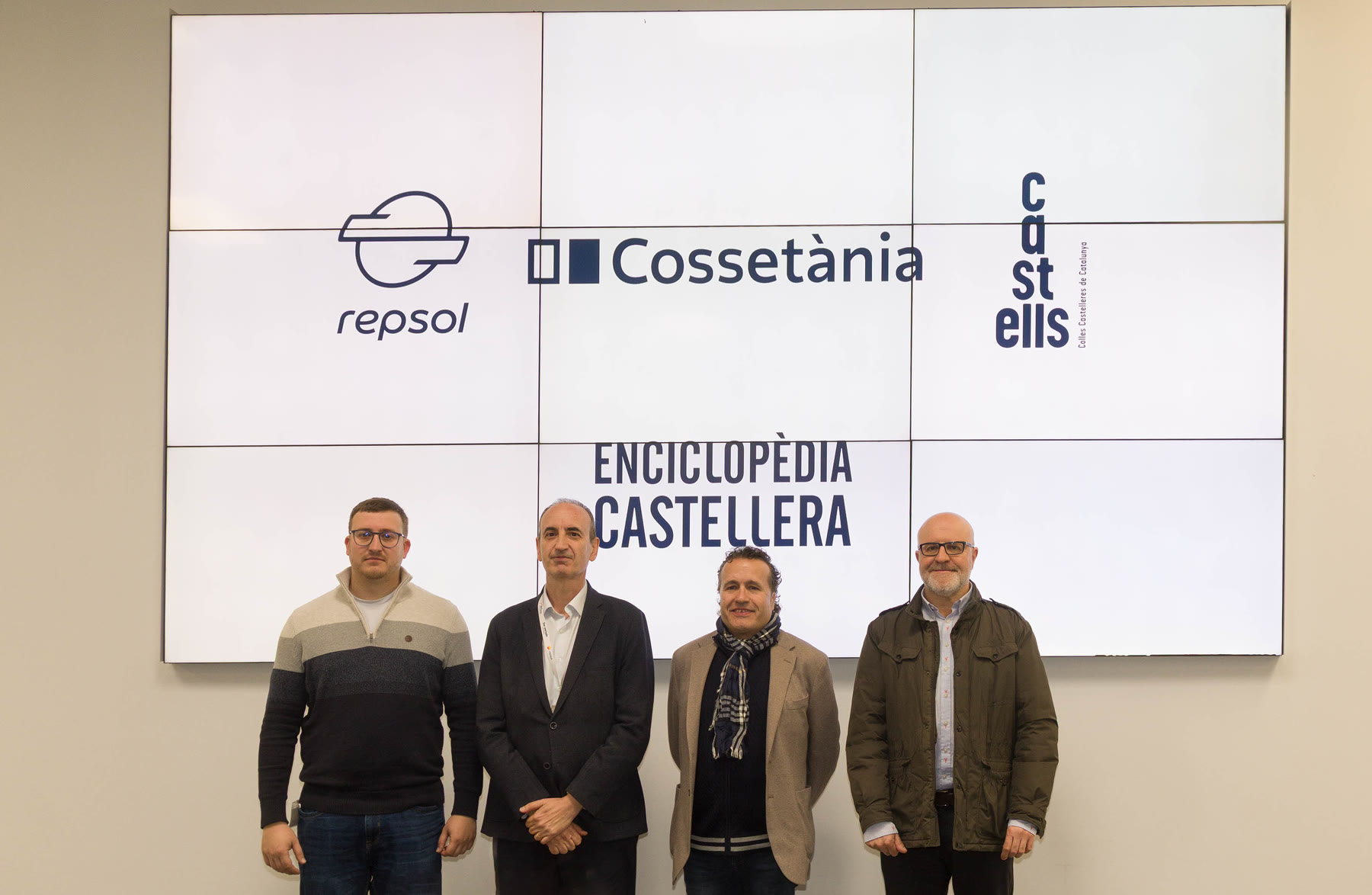Presentación de la digitalización de la Enciclopèdia Castellera, con los logotipos de Repsol, Cossetània Edicions y la Coordinadora de Colles Castelleres de Catalunya